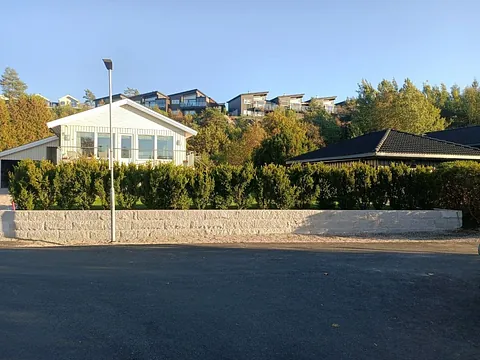 Støttemur foran hekk
